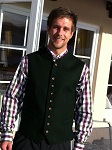 Uwe ist mächtig stolz auf seine neue grüne Weste und das stylische brombeerfarbige Karohemd Uwe Frankenfeld
