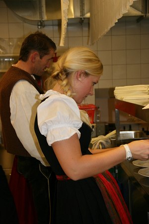Christina ist Auszubildende als Hotelkauffrau. Christina