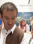 Pius kümmert sich aus Überzeugung um das Wohle unserer Gäste. Er ist der perfekte Gastgeber Pius Miola Gastgeber bei Haubers