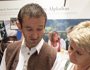 Pius kümmert sich aus Überzeugung um das Wohle unserer Gäste. Er ist der perfekte Gastgeber Pius Miola Gastgeber bei Haubers
