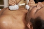 eine absolut angenehme Anwendung ist die Kräuterstempelmassage. Feine, ausgewählte Kräuter werden zu Stempel gebunden, bedampt und mit kreisenden Bewegungen über Ihren Körper bewegt. Kräuterstempelmassage