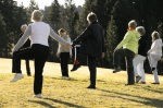 Bei schönem Wetter finden unsere Yogaeinheiten auf dem Klimapfad statt. Am offenen Kamin lassen wir dann die Yogastunde im Heustadel ausklingen Yoga im Freien 2013