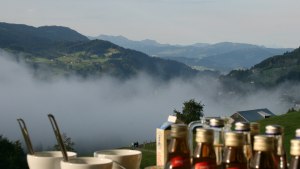 Bei schönem Wetter frühstücken Sie am Schwalbennest auf 950 M.ü.d.M - hoch über Oberstaufen Eine tolle Idee: Bergfrühstück
