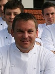 Tobias ist unser neuer Sous Chef in unserer Küchenbrigade. Sein besonderer Fokus ist die regionale Kulinarik auf ganz hohem Niveau. Tobias Müller