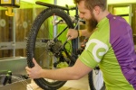 An der Explorer Werkbank kannst Du Dein Bike auf Vordermann bringen. Letzte Arbeiten an der Explorer Werkbank