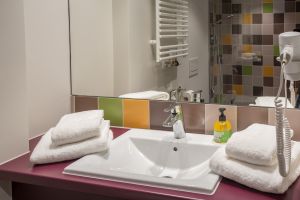 Hier findest Du alles, was Du für die tägliche Routine brauchst. Das neue Gute-Laune-Bad in den Explorer Hotels