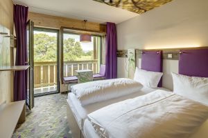 Mitten in den Bergen gelegen hast Du aus fast jedem Explorer Hotels Zimmer einen traumhaften lick auf die Berge. Gemütliches Doppelzimmer mit tollem Ausblick