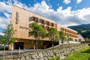 Die Fassade des neuen Hotels schmücken wieder Holzschindeln, die an ein altes Bauernhaus erinnern. Das neu eröffnete Explorer Hotel Zillertal in Kaltenbach