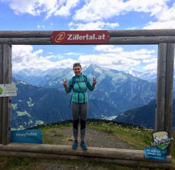 Hana auf der Wanderung zum Kreuzjoch in den Tuxer Alpen