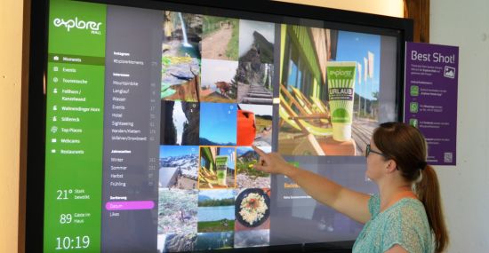 Stephanie testet die neue Explorer Wall