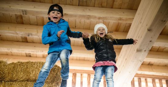Bewegung und Spaß beim Heuhüpfen im Zillertal