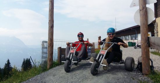 Los geht's mit dem Mountain Cart den Berg hinunter!