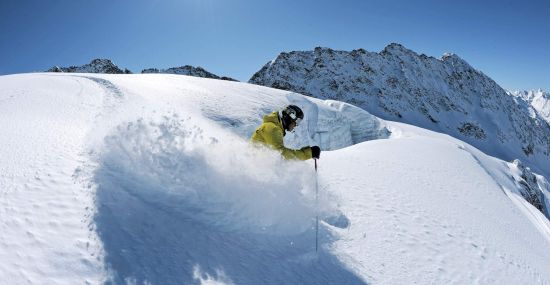 Skifahr-Spaß im Pulverschnee
