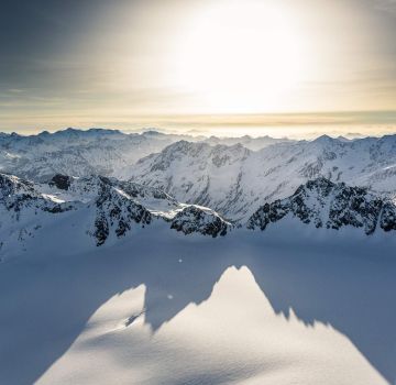 Traumhafter Sonnenuntergang über den Bergen bei Sölden