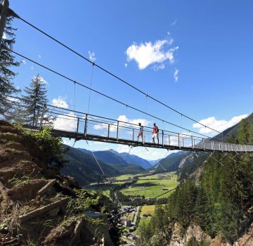 Hängebrücke in Längenfeld im Sommer