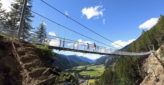 Hängebrücke in Längenfeld im Sommer
