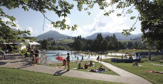 Badespaß im Freibad Riezlern