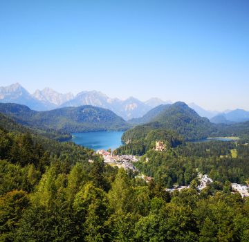 Schloss Hohenschwangau mit Alpsee und Schwansee