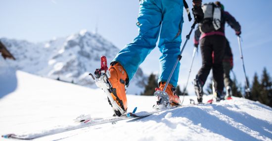Skitour durch die weiße Winterlandschaft