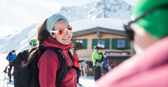 Einkehr auf der Hütte beim Schneeschuhwandern in Tirol