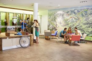 Das geht in den trendigen Explorer Hotels in Deutschland und Österreich Das Bike inmitten der Lounge auf Vordermann bringen