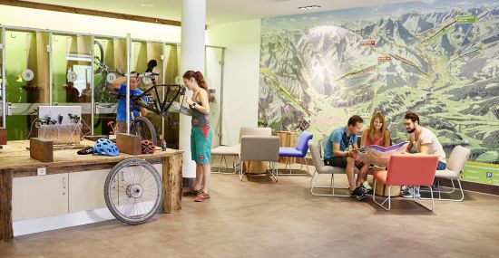 Das Bike inmitten der Lounge auf Vordermann bringen