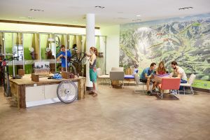 In jedem Explorer Hotel findest du eine Bike Area, wo Du Dein Bike reparieren oder einfach nur kurz pflegen kannst. Gerne beraten Dich unsere Explorer Buddies, falls du irgendwelche Fragen zur Bikepflege oder auch Touren hast. In der Bike Area kannst Du deinen Bike auf Vordermann bringen und gleichzeitig Tipps für Deine nächste Tour holen.
