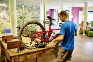 In jedem Explorer Hotel findest Du eine Werkbank sowie Werkzeug um im Sommer Dein Bike bzw. im Winter deine Ski fit zu machen. Die Werkbank in den Explorer Hotels