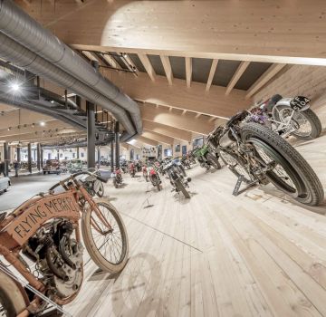 In Schräglage im Top Mountain Motorcycle Museum