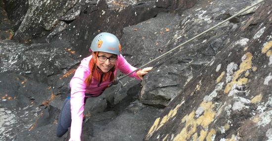Buddy Bettina beim Klettern