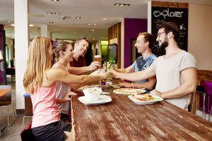 Die Explorer Hotels in Deutschland und Österreich sind das perfekte Basislager für den Sommer- und Winterurlaub in den Alpen. Urlaub mit Freunden