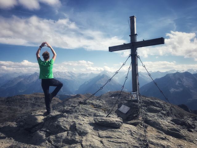 Rastkogel nahe des Explorer Hotel in Kaltenbach im Zillertal Gewinnspiel Mailing #ExplorerMoments Yoga auf dem Rastkogel