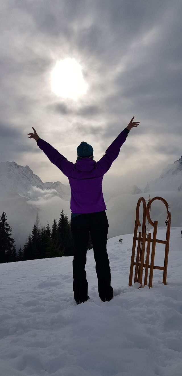 Am Gipfel bei der Hirscheckbahn/Rodelbahn nahe des Explorer Hotel Berchtesgaden und im Vordergrund der Watzmann. Gewinnspiel Mailing #ExplorerMoments Rodeln an der Hirscheckbahn vor dem Watzmann