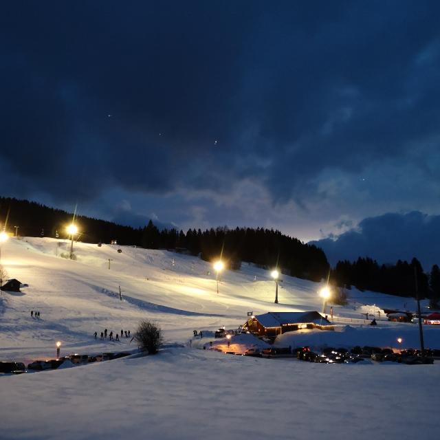 Vom Hotel auf die Skipiste - Nachtskifahren im Skiurlaub im Explorer Hotel Neuschwanstein in Nesselwang. Gewinnspiel Mailing #ExplorerMoments Nachtskifahren auf der Alpspitze in Nesselwang