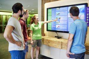 An der interaktiven Touchwall in der Lounge findest Du alle Informationen rund um Deine Urlaubsregion. Infos an der Explorer Wall
