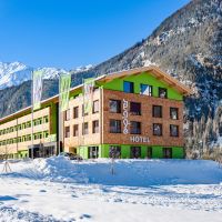 Mitten im Ötztal in Umhausen befindet sich das neue Explorer Hotel mit 100 Zimmern, Sport Spa und Bike-/Ski-Testcenter. Das Explorer Hotel im Ötztal