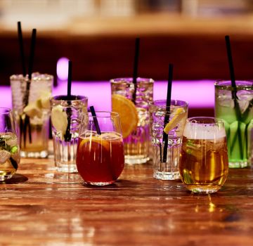 Leckere Cocktails & Longdrinks kannst Du an der Hotelbar genießen.