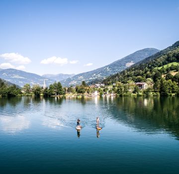 Wassersport umgeben von Bergen
