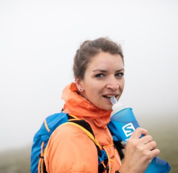 Kurze Trinkpause beim Trailrunning in den Ötztaler Alpen