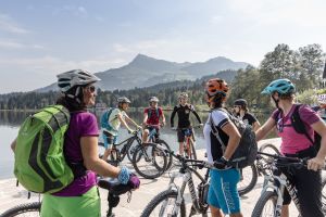 Lagebesprechung Kurzer Stopp am See