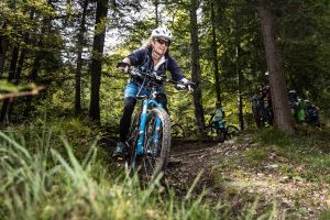 Über Stock und Stein den Trail hinab