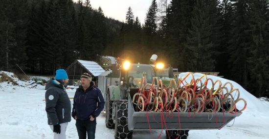 Auf geht´s mit dem Traktortaxi zu der Hütte!