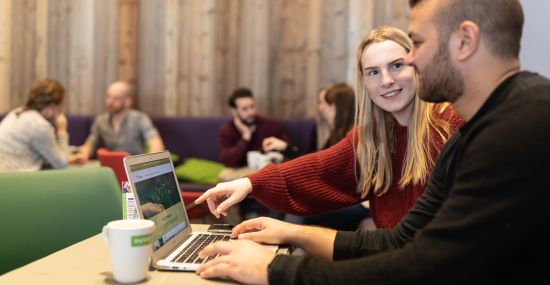 Teamarbeit in der Explorer Lounge
