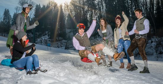 Dirndl und Lederhosen Winterspiele in St. Johann