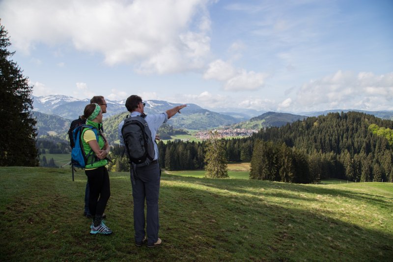 Wandern in Oberstaufen Wandergruppe im Gelände in Oberstaufen