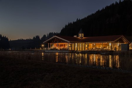 Haus am See zur Adventszeit