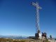 2. Tag - Gipfelkreuz am Monte Maggio (1.865 m) mit Blick auf die Adamello-Gruppe