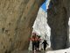 Durch ein imposantes Felsloch gelangt man zum Cigoladepass (2.550 m)